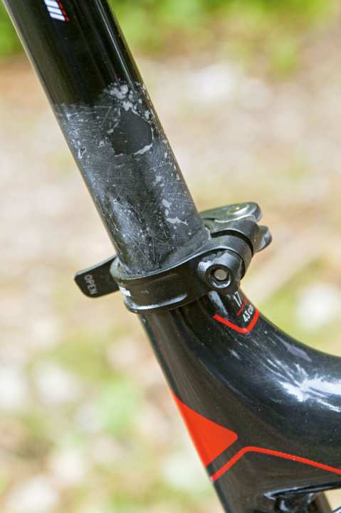   Narben einer langen Saison am KTM Lycan 652: Trotz bester Lackqualität litt die Schutzschicht an Rahmen und Sattelstütze unter dem Matschbeschuss.