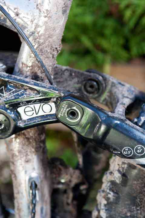   Mino Link: Über einen kleinen Flip-Chip lässt sich die Geometrie des Trek Remedy  minimal flacher oder steiler einstellen. Ich entschied mich für die flache Variante.