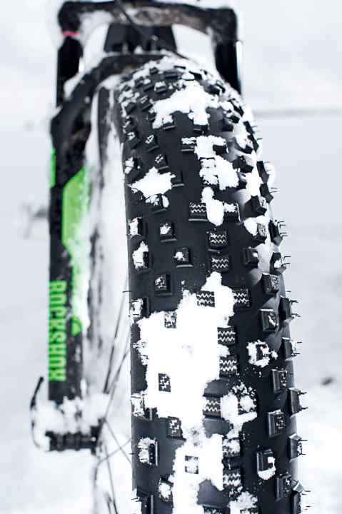 Die 3,8 Zoll breiten Bontrager-Reifen des Trek Farley 8 Fatbikes kommen im Schnee erst ganz spät ans Limit. Fischer wünschte sich Spikes. Doch der Versuch, solche aufzutreiben, blieb bisher erfolglos.