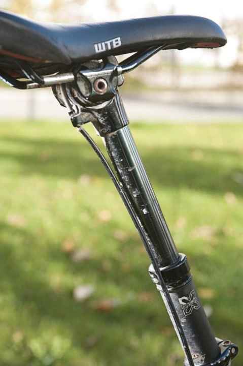   Auf und nieder, immer wieder: Mit erhöhtem Luftdruck ging die Absenkung der X-Fusion-Stütze nur schwer. Bei reduziertem Luftdruck sackte die Stütze irgendwann von selbst weg.