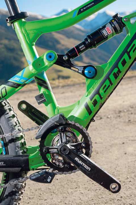 Der Rockshox-Monarch-R-Dämpfer sitzt am Bergamont Big Air Tyro in einer massiven, gefrästen Wippe.