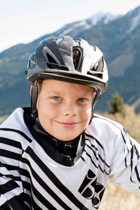 Test rider David Zehentner, 10 years old, 39 kg, 145 cm: "Since I've been riding a big bike, dad has had a bad time on the trail."