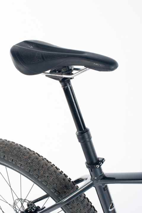   PLUS Specialized: Die Teleskopstütze am Fuse erleichtert das Biker-Leben. Auf Knopfdruck lässt sich der Sattel 120 Millimeter absenken.