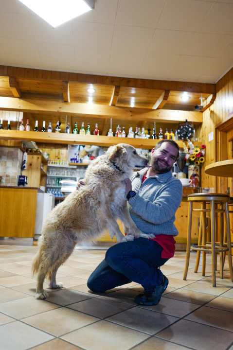   Die Tremalzo-Hütte ist eine Aufpeppel-Station für mürbe Biker. Wirt Marco Faustini und Hund Blond freuen sich über jeden Gast.