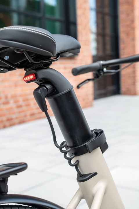 The battery is located in the seat post. Internal and external charging is possible.