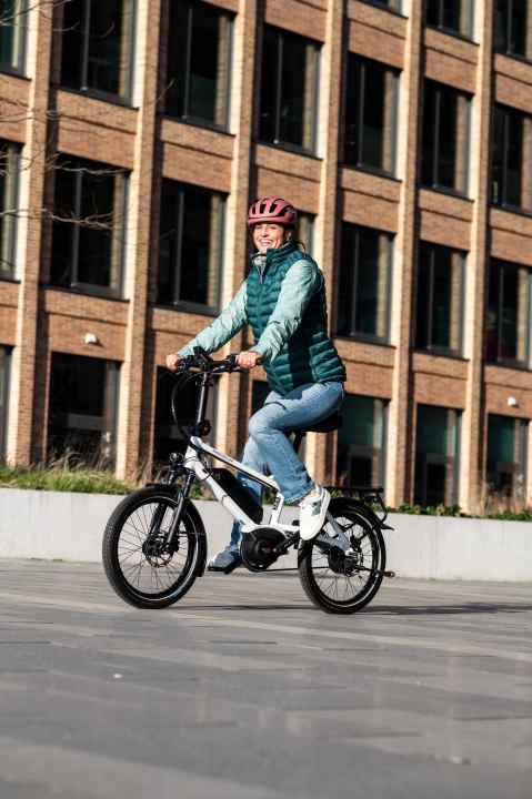 Chunky tyres provide a basic level of comfort – with its suspension fork, the Riese & Müller Tinker delivers the very best.