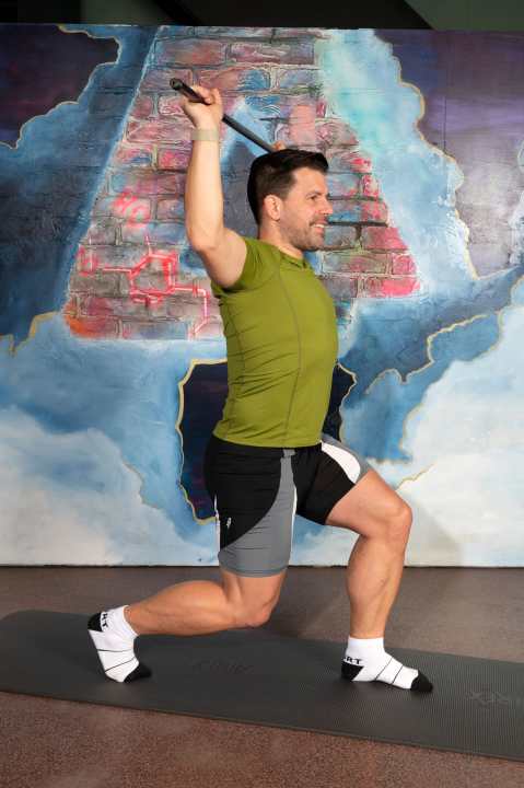 Kräftigungsübung für die Beine: Kniebeuge in Schrittstellung mit mehr Belastung auf dem hinteren Bein.