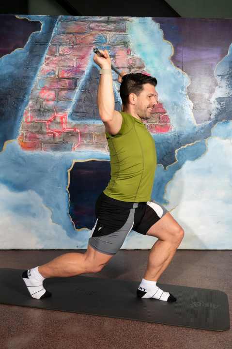 Alternative for strong thighs: Exercise more towards the front foot.