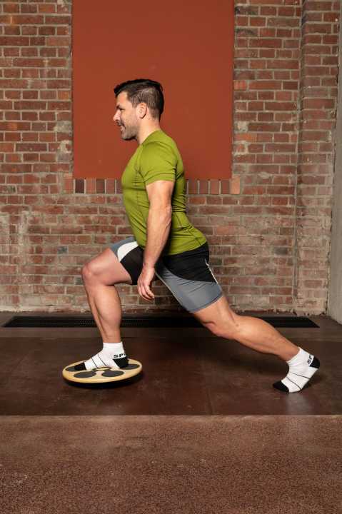 Bend your knees slowly: The aim is to keep your balance on the "wobbly foot".