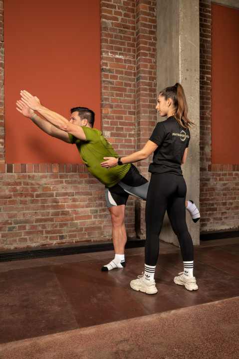 Standing balance" exercise: holding exercise that makes it easier to sit in the saddle for long periods.