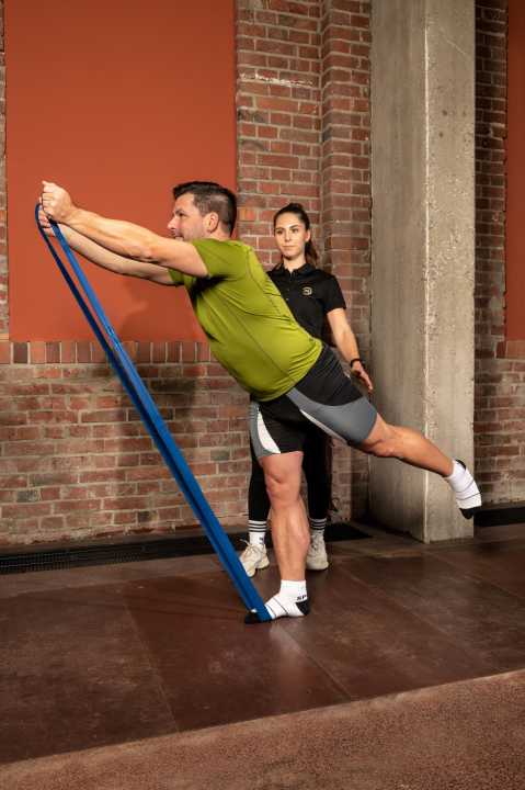 The version with the rubber band under the base significantly increases the force stimulus on the shoulders and back.