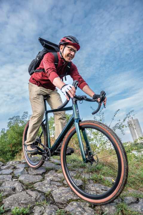 Avec un peu d'entraînement, l'e-bike Gravel peut aussi franchir des passages techniquement difficiles - à condition d'être habitué au guidon de course.
