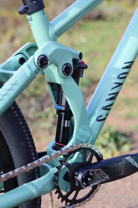Typical of a slopestyle full suspension bike, the rear suspension kinematics of the Canyon Stitched 720 are extremely progressive.