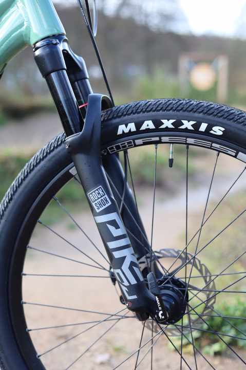 For € 1999 Canyon put the expensive Rockshox Pike DJ in the front of the Stitched 720, a good choice: the damping works excellently in slopestyle use.