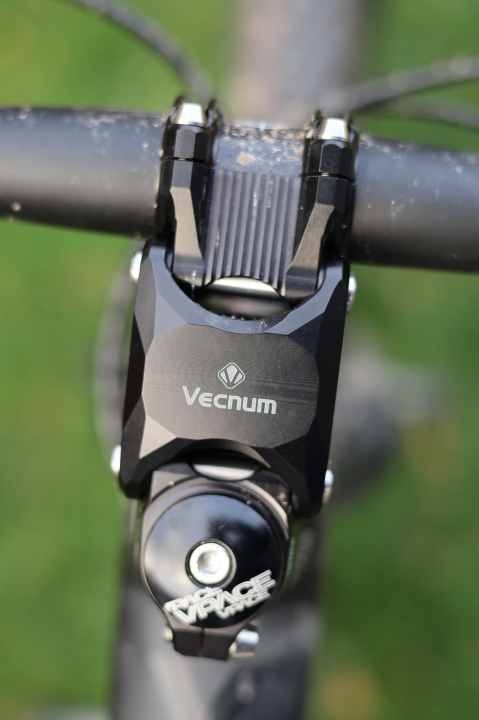 Die massive Optik des Vecnum freeQENCE Vorbaus ist gewöhnungsbedürftig. Die Verarbeitungsqualität aber ist über jeden Zweifel erhaben.