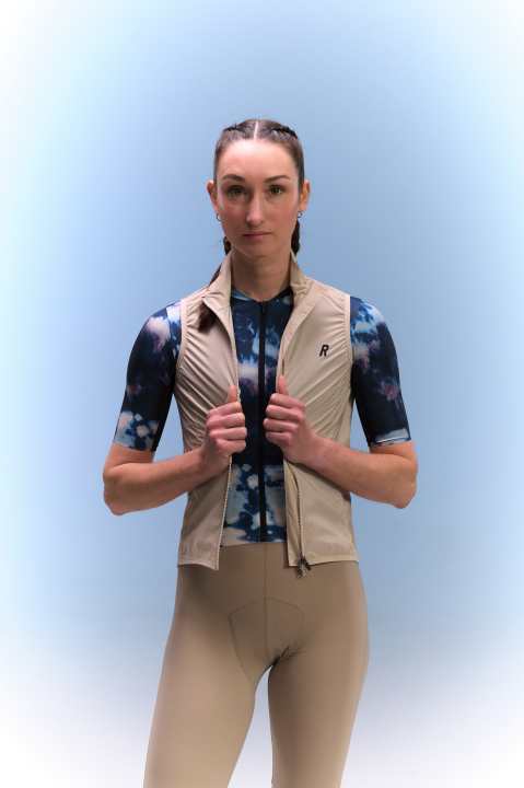In addition to bibs and jerseys, there are also wind jackets and waistcoats.