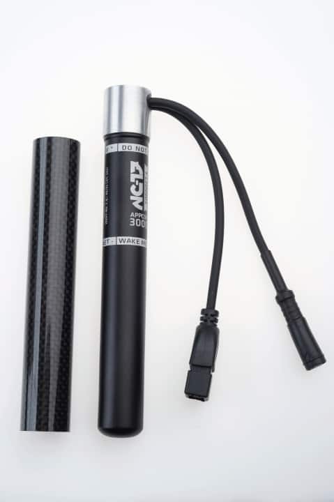 A free app for Android and iOS is available for the Appcon 3000. The charging data can be displayed on the smartphone via Bluetooth. You also get the functions of a bike computer with map display and logbook. There are three options for mounting: Transport bag (19.95 euros), attachment to the bottle cage (14.95 euros) and integration into the steerer tube (69.95 euros, installation only by a specialist dealer). When integrated, the Appcon can be easily removed.