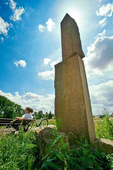 Acht Sandstein-Skulpturen säumen den Radweg an der Nims.