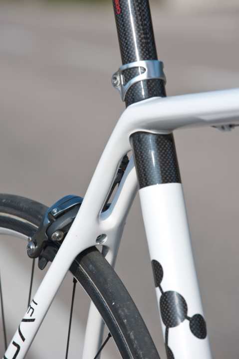   Vorm Sitzrohr teilt sich das Oberrohr und mündet in die Sitzstreben. Schön: die Sattelschelle aus poliertem Alu 