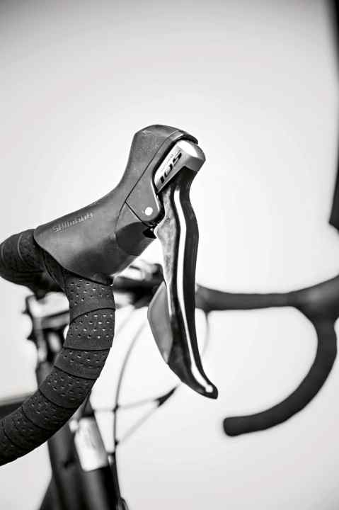   Die neuen Shimano-105-Hebel liegen besser in der Hand, die Griffweite lässt sich jetzt stufenlos verstellen.