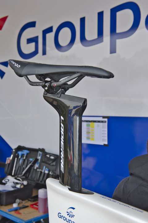   Inhabituel pour les sportifs amateurs : en raison de la modification de la position d'assise, la selle a tendance à être plus en arrière par rapport à un vélo de route ordinaire.