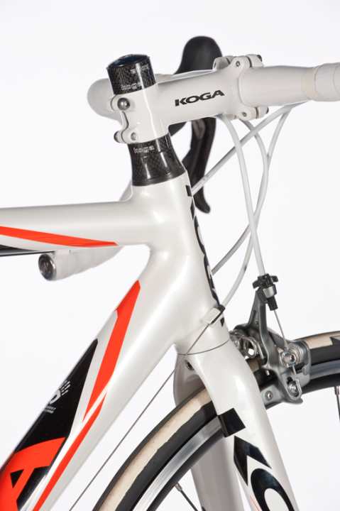   Fein: Am Alu-Rahmen von Koga sind die Rohr übergänge verschliffen, die Zuganschläge sinnvoll platziert, Rahmen und Gabel wirken wie aus einem Guss 