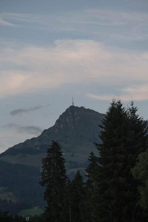 L'emblème de la station : Le pylône de transmission au sommet du Kitzbüheler Horn
