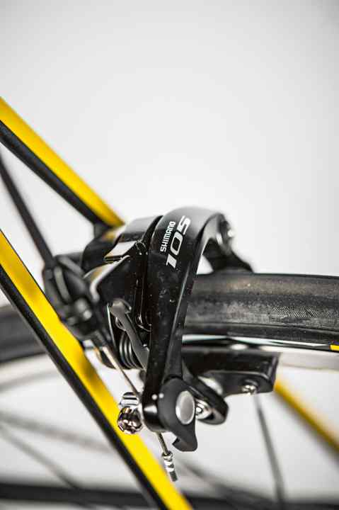   Die neuen Shinano-105-Bremsen sind eine spürbare Verbesserung, auch wenn sie wegen einfacherer Lager und nicht beschichteter Züge nicht ganz so gut dosierbar sind wie bei ­Ultegra und Dura-Ace.