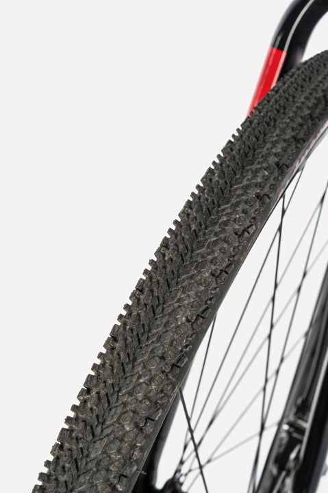   Die Reifen von Clément beherrschen den Spagat zwischen ­Asphalt und Schotter.