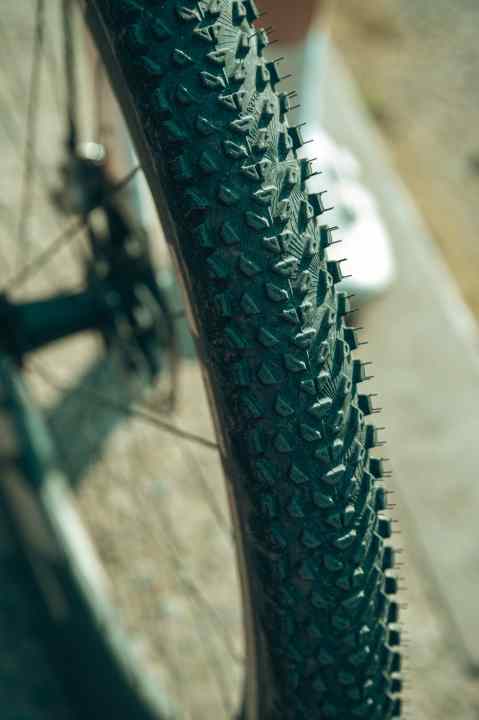 The tread is optimised for dry to slightly damp conditions