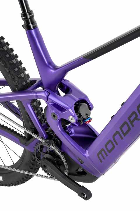 Deeply "boxed in" as we say in Bavaria. The shock absorber in the Mondraker rear with 130 millimetre stroke.
