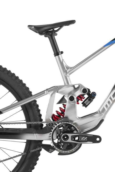 Close-up of the rear triangle. The shock can be adjusted in three settings. The bike is equipped with the new Sram XX DH transmission from Sram and the new Rock Shox Vivid Coil shock.
