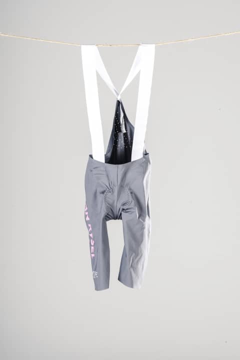 Through its Van Rysel brand, Decathlon offers high-quality cycling gear at the best price. But does that also apply to the RCR-R 2 women’s bib shorts?