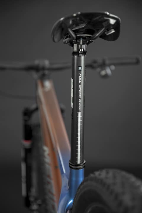 Long seatposts on the Merida Big.Nine 2024 allow a wide range of seat height adjustment and more comfort thanks to increased flex.