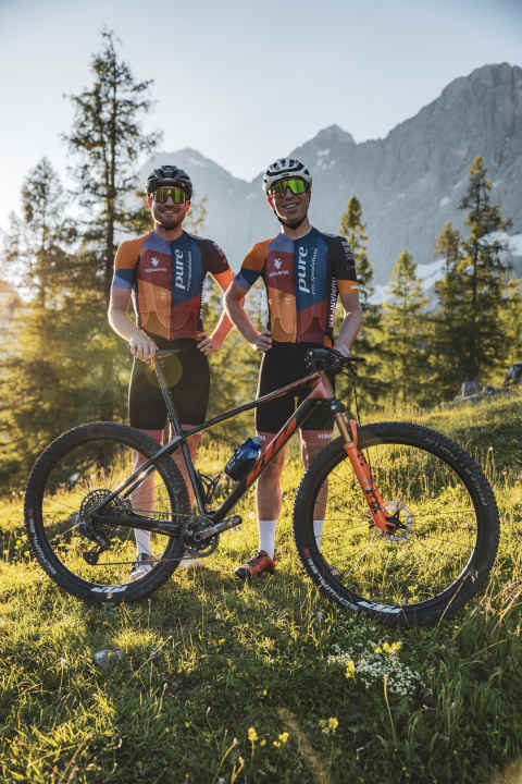 The spare canister stays at home this year: Manuel Pliem (left) and Frans Claes (right) want to go full throttle every day of the Transalp.