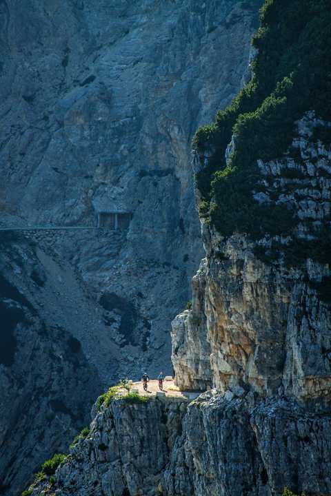 Auch den Nachschubweg Strada degli Eroi hat man im Pasubio maximal getarnt in den senkrechten Fels geschlagen.