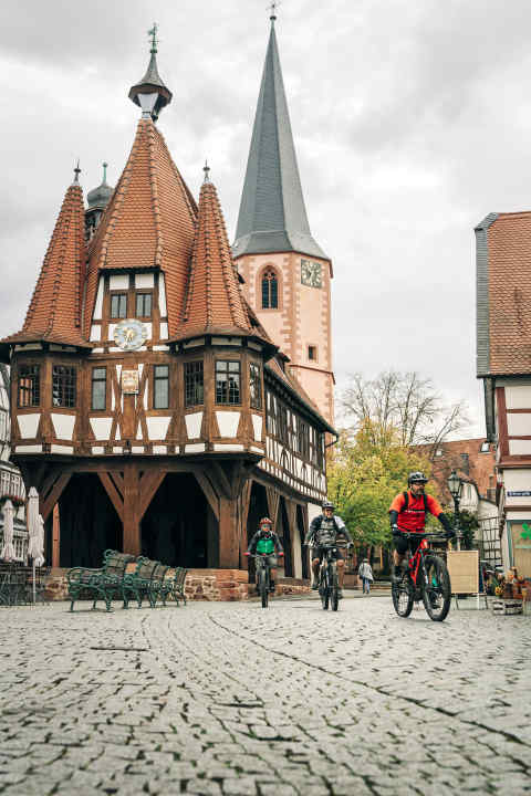 Die MI1 startet in den uralten Gassen von Michelstadt.