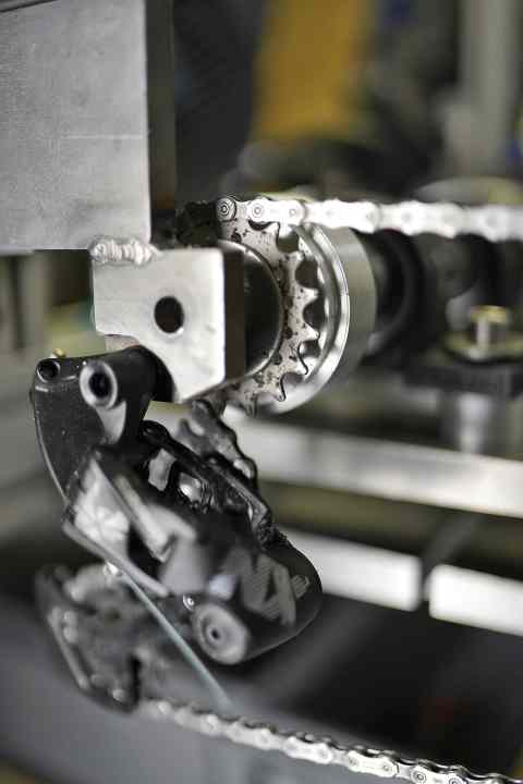The chain waxes were subjected to a real endurance test on the test bench