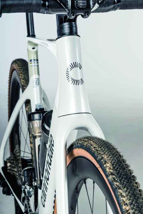 Streamlined: The shape of the head tube is also based on Cannondale's road bikes, giving the SuperX a decidedly elegant appearance.