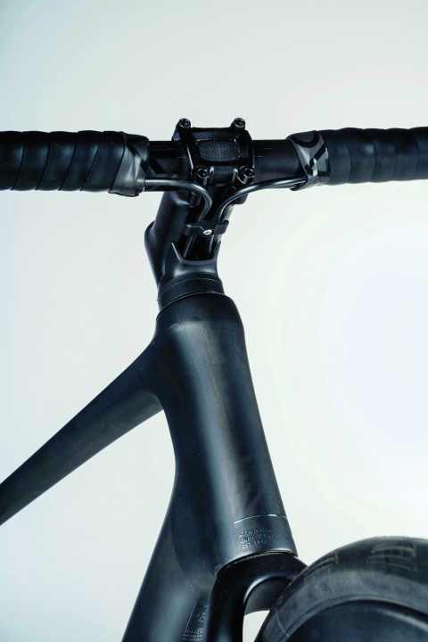 Modern: In contrast to its predecessor, the cables are partially integrated under the stem in the head tube.