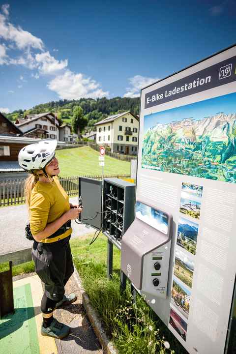 Akkus laden und schauen, ob die Energie bis zur nächsten Ladestation reicht. Super Service!