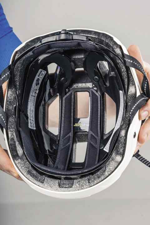 Das Evolve Core ist inzwischen das am häufigsten verbaute MIPS-System. Es sitzt zwischen Helmschale und Polster. Eine im Gegensatz zum klassischen MIPS exakter auf den Helm abgestimmte Passform soll die Belüftung verbessern und das Gewicht reduzieren.