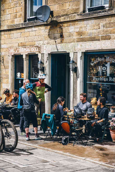 In Innerleithen trifft man sich vor und nach dem Ride auf einen Veggie-Burger im Nr. 1.