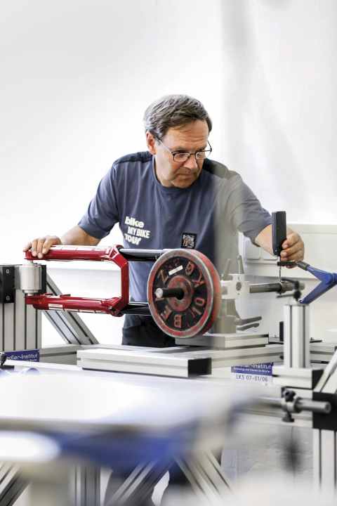 Im eigenen Testlabor können wir Seiten- und Bremssteifigkeit der Federgabeln überprüfen.