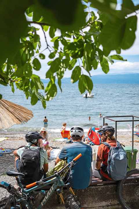 The High Scardus Trail ends right at Lake Ohrid with its typical seaside resort hustle and bustle. We liked the ancient alleyways of Rabdisht better just before.