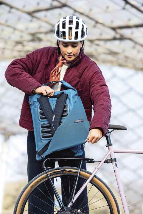 Der Ortlieb Vario Lite ist Rucksack und Gepäcktasche in einem. Dabei knapp 400 Gramm leichter als das Vorgängermodell.