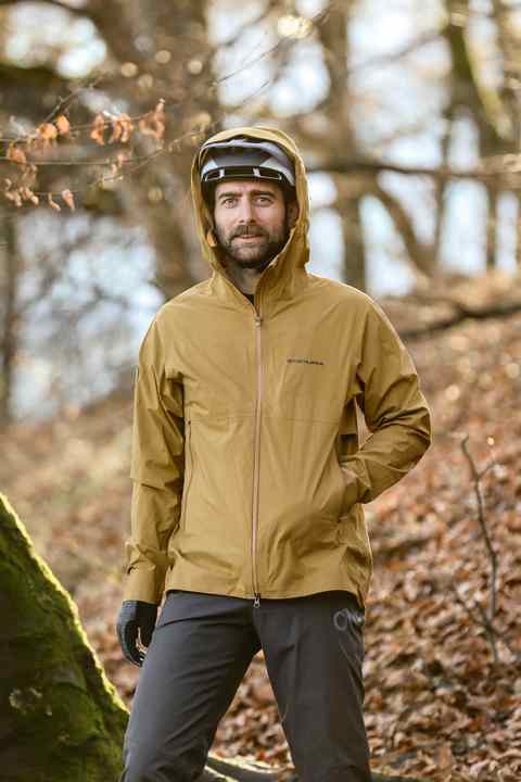 Endura hat mit der MT500 Advanced Waterproof Jacket eine hochwertige Wetterjacke mit üppiger Ausstattung im Programm.