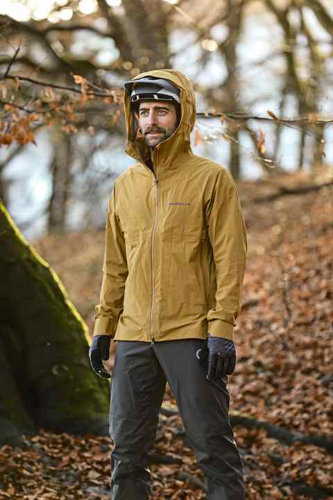 So a pure bike jacket is not quite ideal and also expensive. But the Endura MT500 ADV also works well for mountain sports or ski touring.