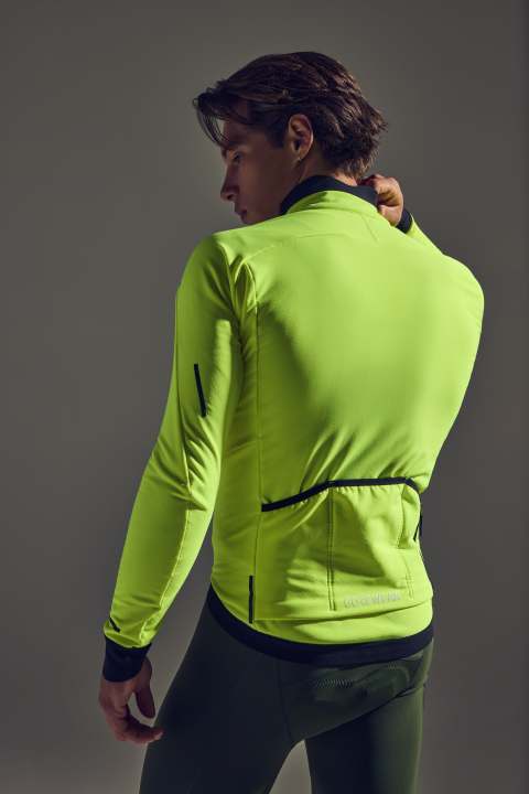 La coupe de la veste thermique est nettement plus longue à l'arrière qu'à l'avant et vise à protéger le dos.