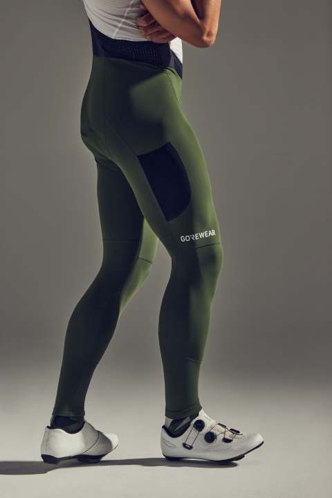 Warm, dehnbar und mit einer Tasche am Oberschenkel.